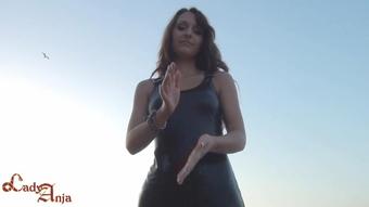 Lady Anja - Sandiges Wichserlebnis