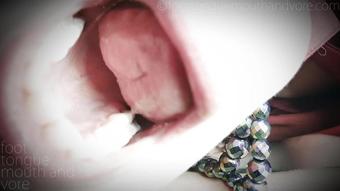 Foot Tongue Mouth and Vore - Giant Step-Mom In The City (Giantess Sfx With Vore)