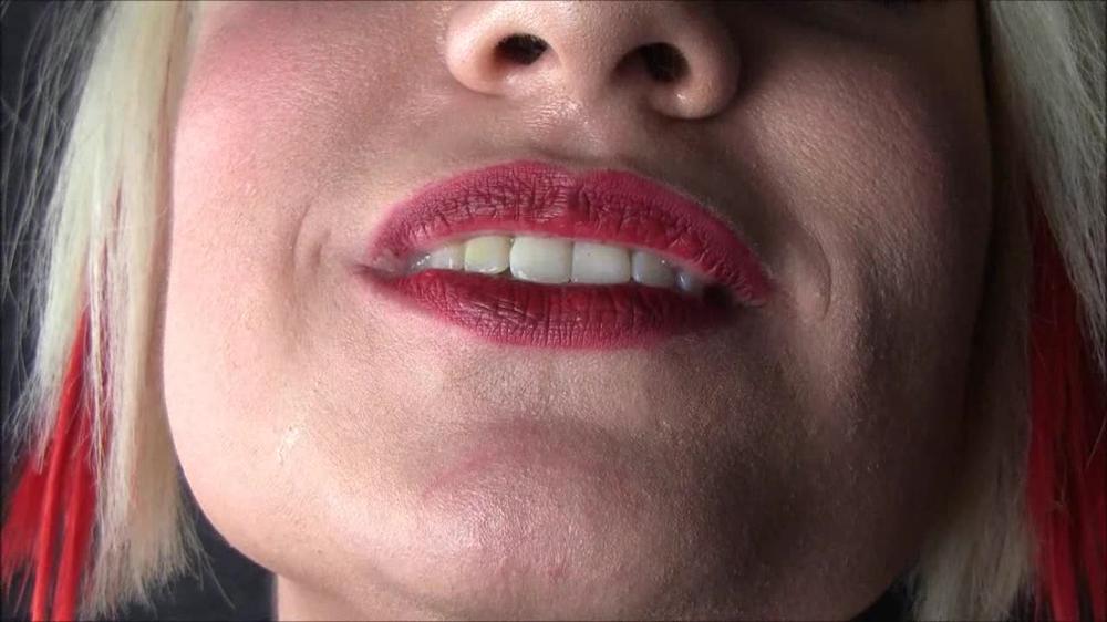 Scarlett-Gives-Us-A-Deliouse-Look-At-Her-Mouth-3000