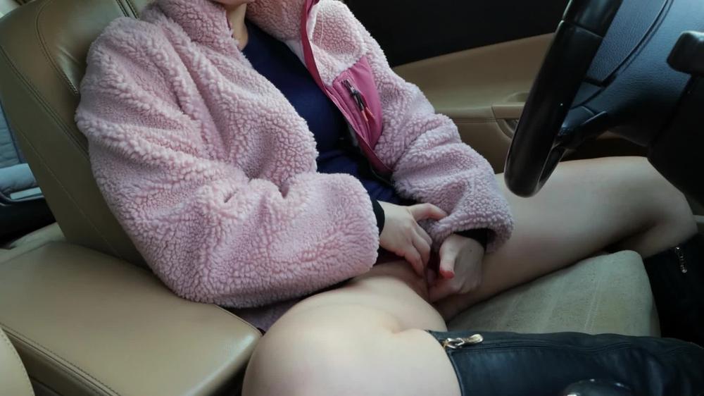 The Depraved Milf Went Out of Town to Masturbate Her Pussy in the Car.