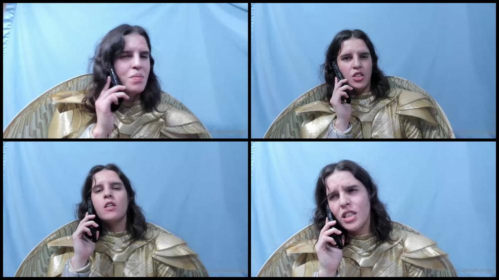 Alluringali 16 12 2020 1457555779 When Duty Calls Wonder Woman Gets Interrupted With A Phone Call From Justice League Goin