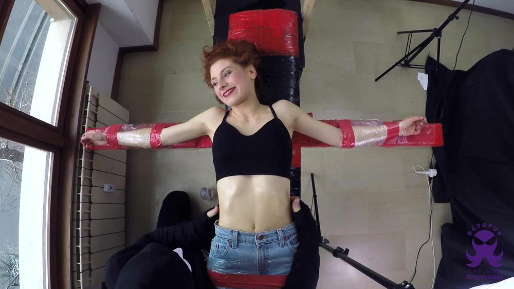 Octopus - Redhead Dancer Giulia - Cross - First Time Upperbody