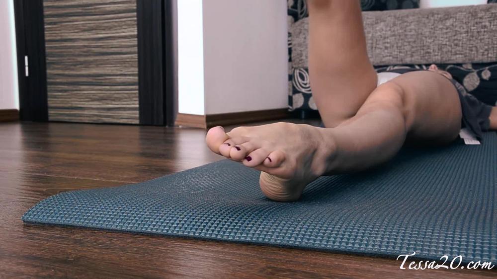 Tessa20_17_Ht_Watching_Feet_When_Doing_Exercises-1080