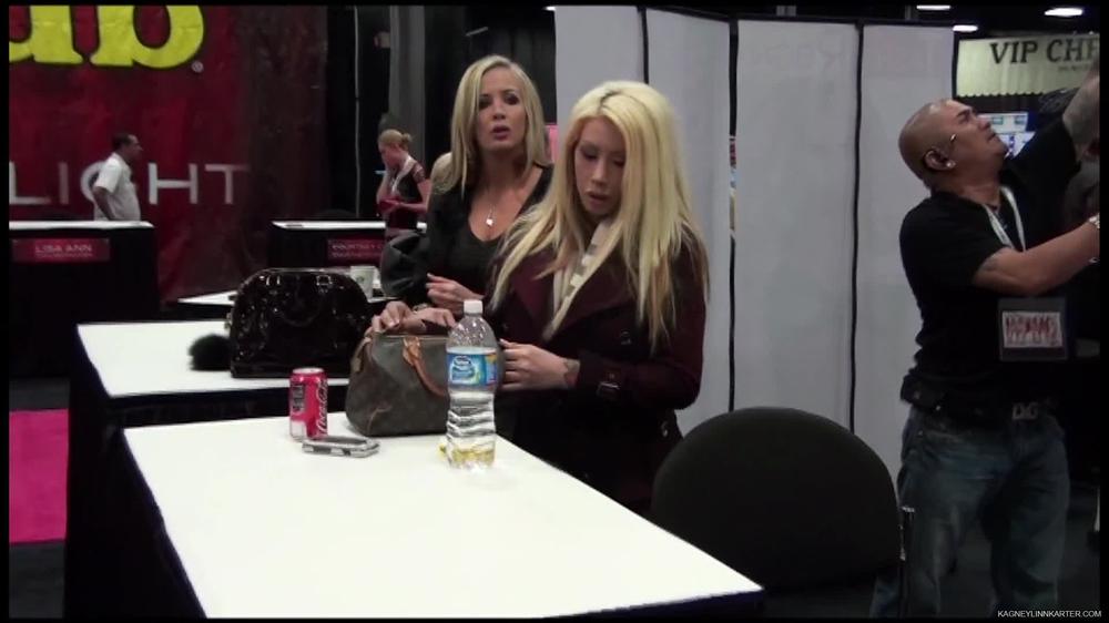Kagney Linn Karter - Exxxotica 2011 - V80414_8000