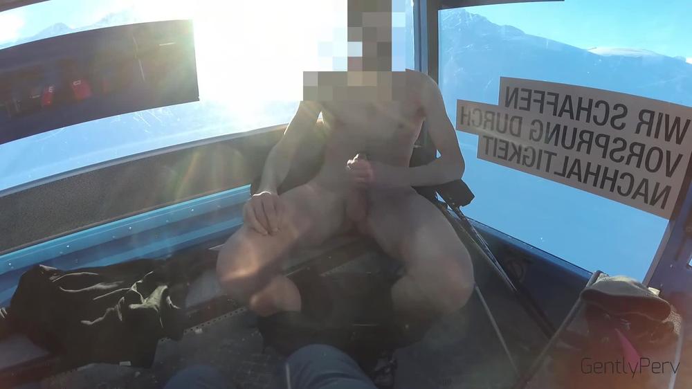 EXHIB CHAIRLIFT. Sborro completamente nudo in seggiovia. Tutti mi vedono