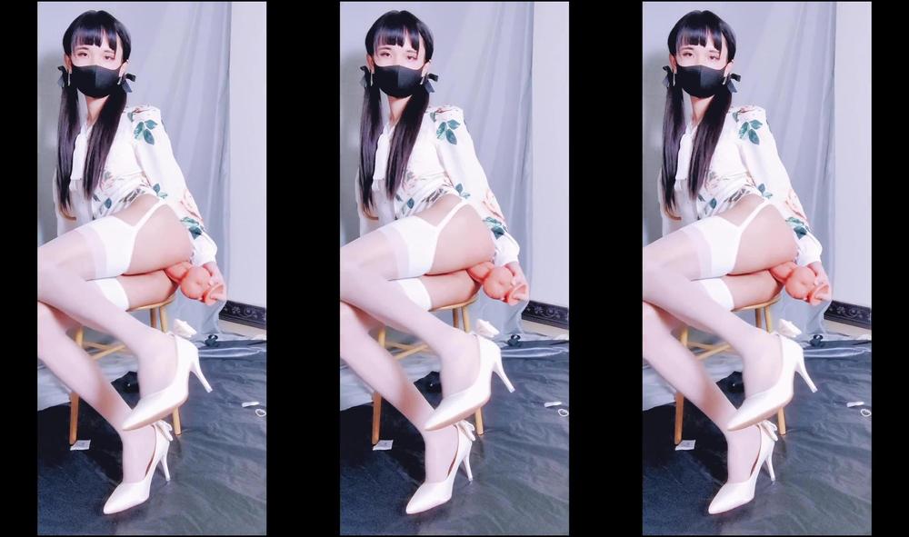 长筒白丝，射精2次，精液射入高跟鞋穿上展示丝袜足底~