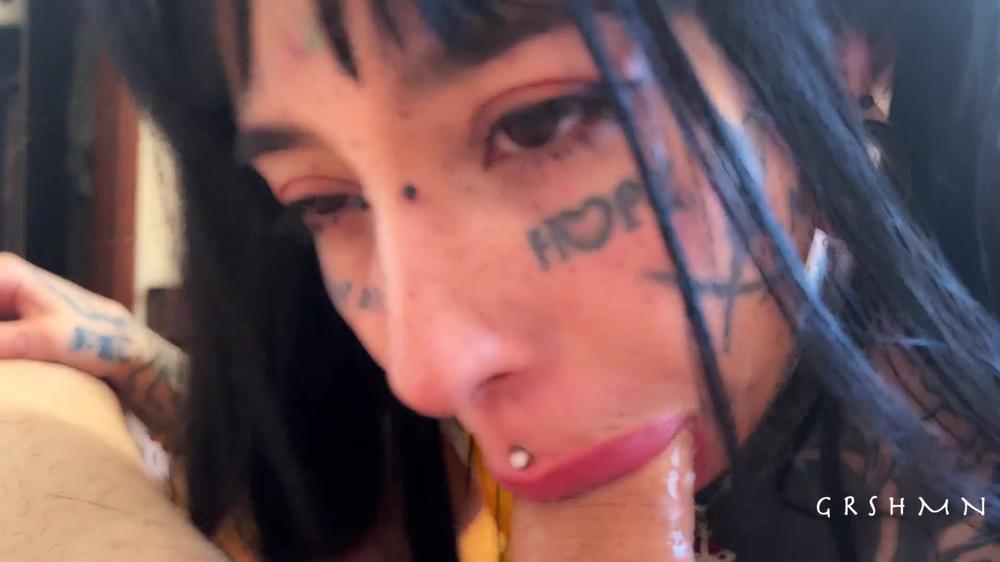 Sød Instagram-model @G.rshmn.dead bringer hendes store muntre bryster til orgasme