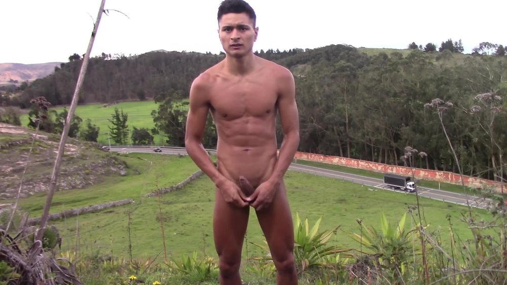 Guapo Jovencito se Corre y se Orina a Chorros al Aire Libre