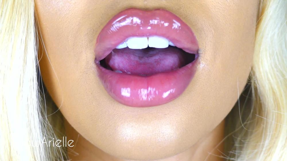 Wowarielle Juicy Lips Tease Manyvids