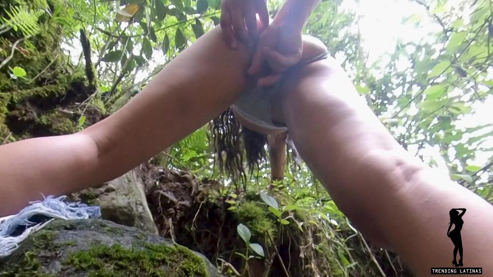 😈Tourist tries to help a Sexy Latina stuck on a rock,❤️‍He fingers her and fucks her by the river💦