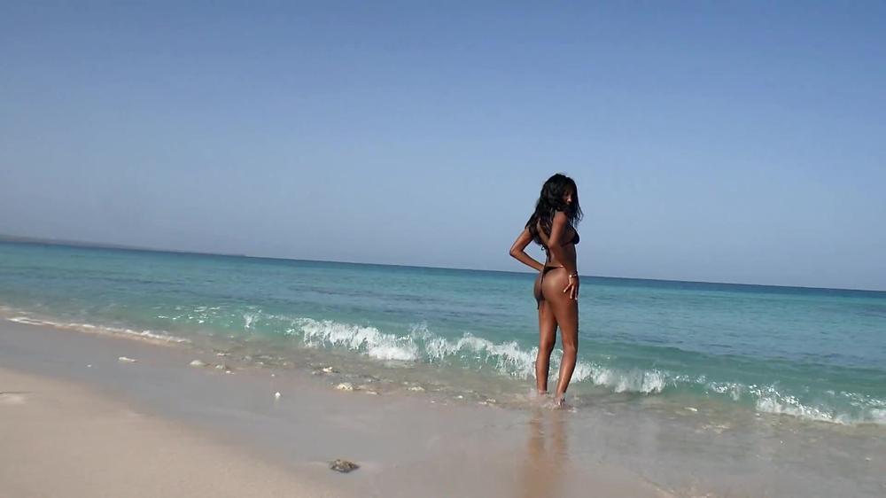 Hot Ebony Girl Big Tits In public Beach