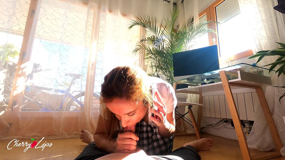 Española hace un joi por teléfono a su marido sobre como le está chupando la polla al vecino