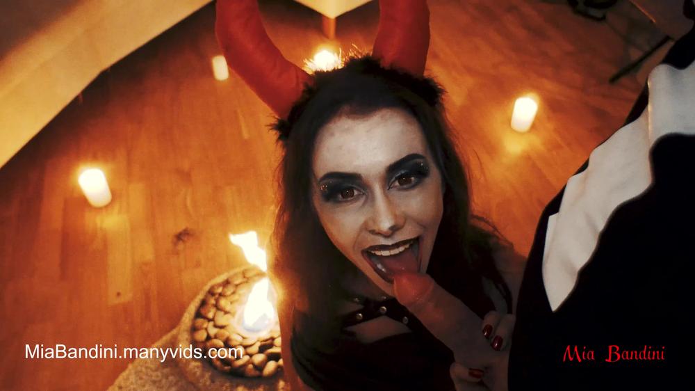 Mia Bandini - Horny Devil Fucked Skeleton Halloween