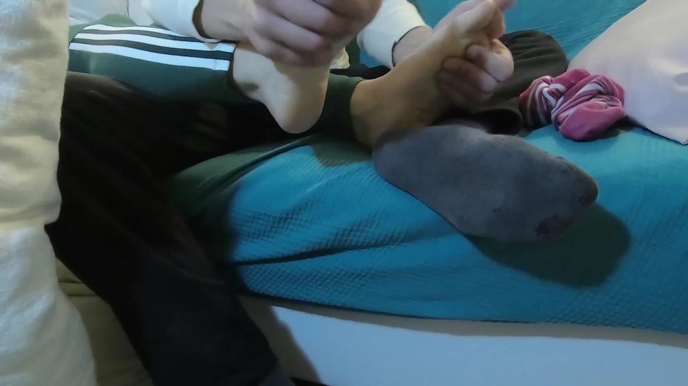 INNOCENT VIRGIN stepsis asks for MASSAGE while KEEPS playing videogame, HUGE RISKY CUMSHOT! 18 fit
