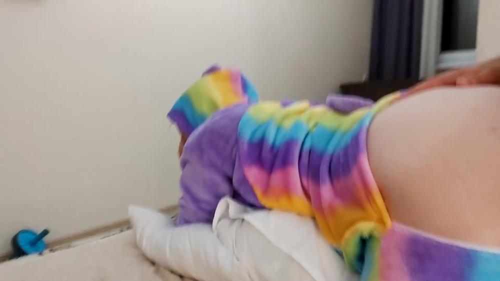 I let my friend fuck my tight pussy so he wouldn't interrupt my TV show