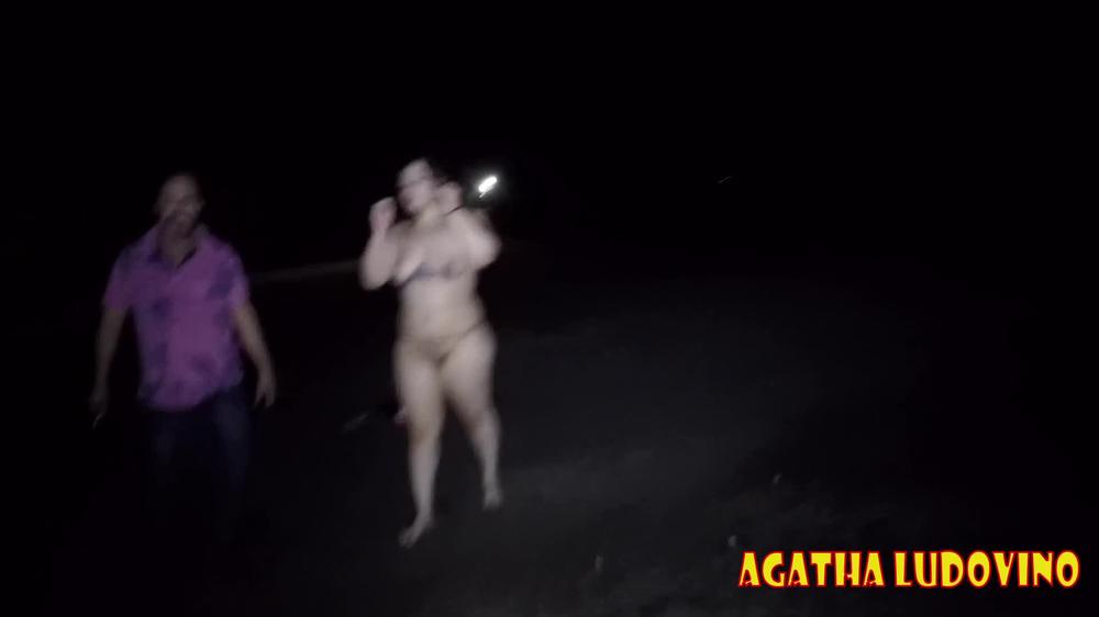 Brincando com a amiga na praia a noite