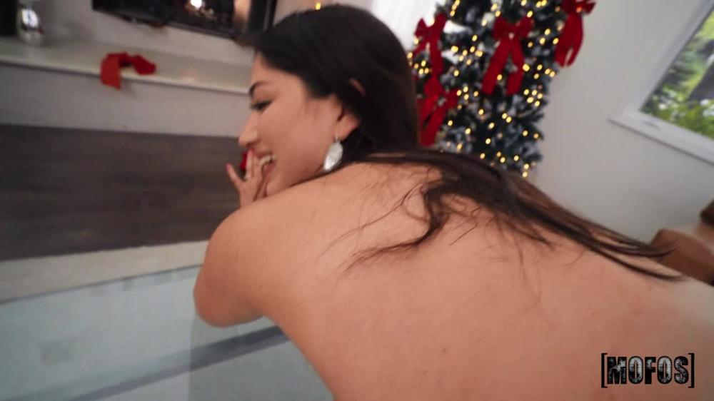 [Mofos Com] Alyx Star Fucking Around The Christmas Tree