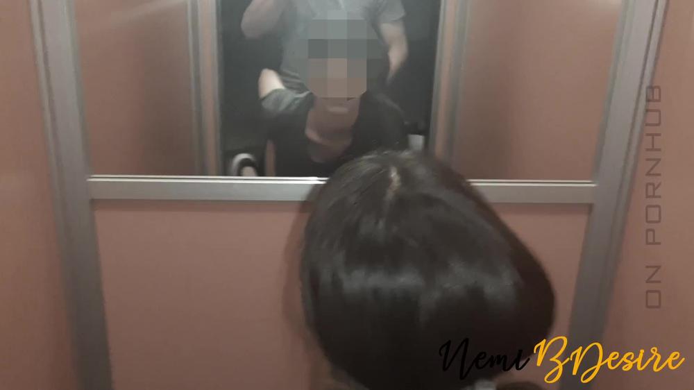Solo 5 minuti per incontrare la mia vicina in ascensore e scoparla a pecorina con sborrata sul culo