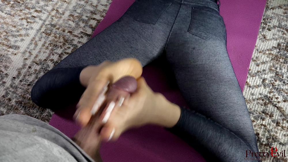 Quarantine Footjob and sexy Yoga with Fit Girl in Coronavirus Mask
