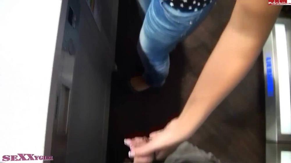 Sexxygirl - Notstand - Cumshot Mitten Im Möbelhaus