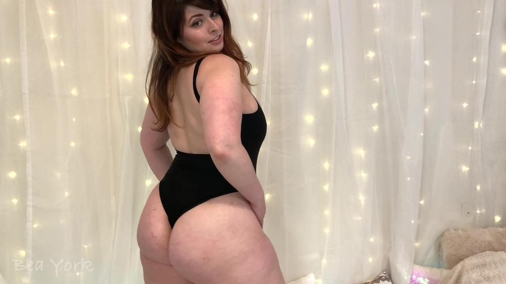 Beayork-Trying-On-A-One-Piece-Swimsuit-2018-09-17_Dtnh6C
