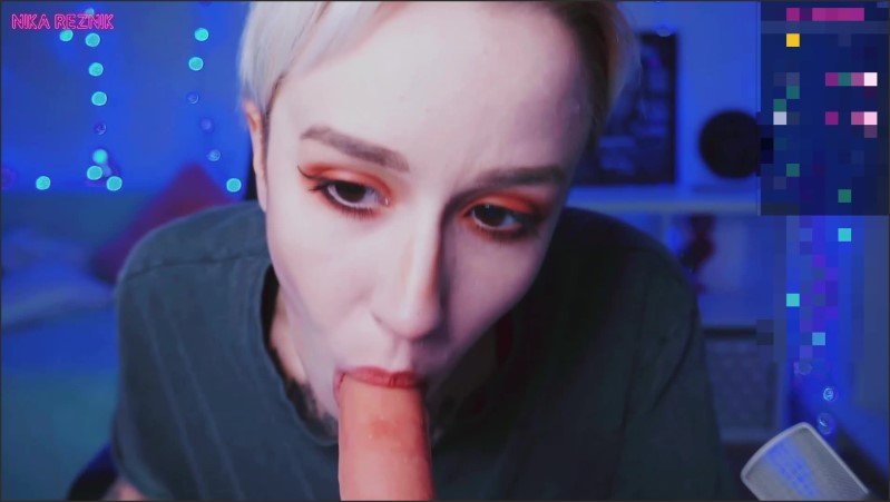 Tattoed Short Haired Camwhore Sucks Dildo And Plays With Hitachi On Cb