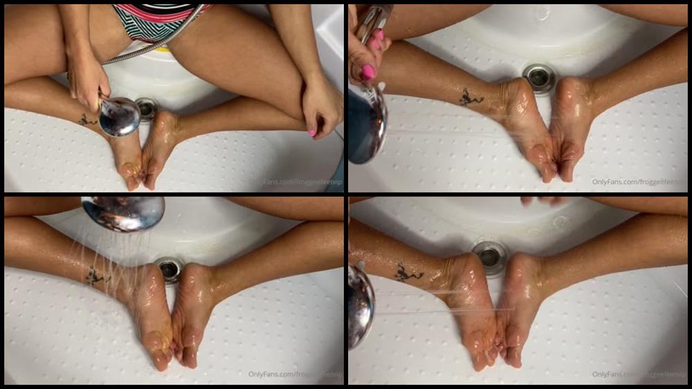 Froggeefeetvip 24 09 2021 2229200584 Tickling Myself With Shower Head Oh God That Was Funny