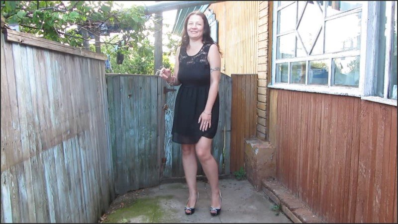 Smokes And P--Es While Standing Mature Prostitute Milf In Dress And Heels  21.08.2020
