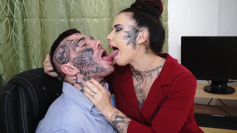 Gymbabe Angry Boss Dominante Kissing