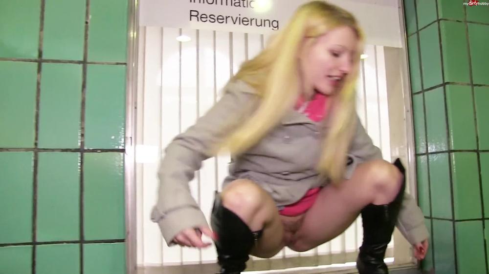 Mira-Grey - Dreister Straf Piss Im Bahnhof !