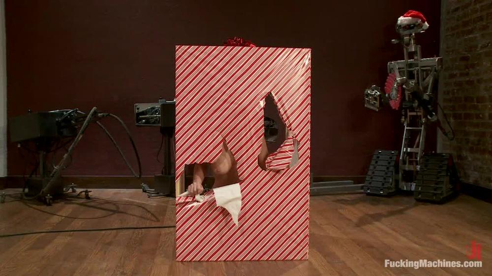 2009.12 [Fuckingmachines.Com, Kink] Cherry Torn, Mckenzee Miles, Holly Heart, Lindy Lane, Jayden Jaymes, Tiffany Tyler (All Sybian Bonus Update Happy Holidays From Fuckingmachines) (720P)
