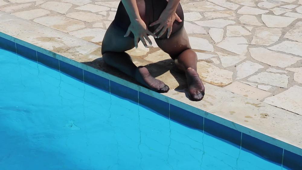 Bootyful Nylon Queen Swimming In My Pantyhose