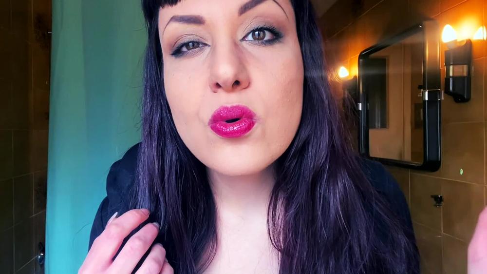 Queend_Smoking_And_Lipgloss_Smudge_Ignoring_You