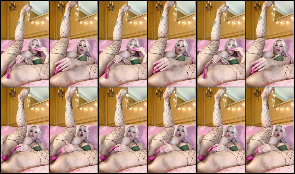 Blondie Oficial 22 12 2019 109437177 I Love Playing With My