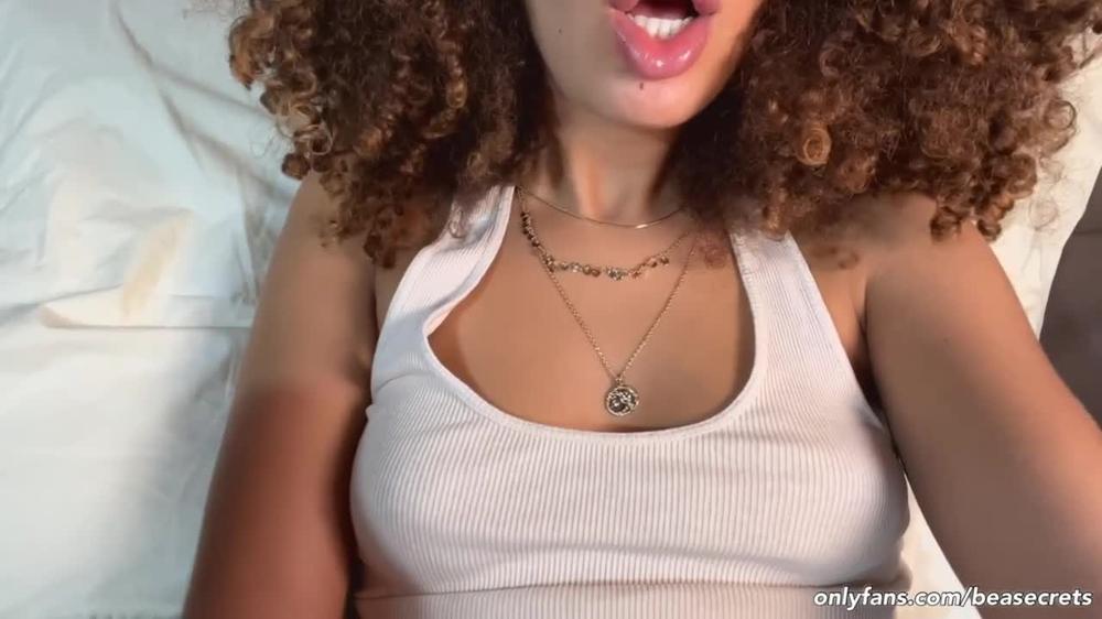 Mi masturbo il clitoride e mi faccio un ditalino fino a raggiungere l'orgasmo. Suono ASMR