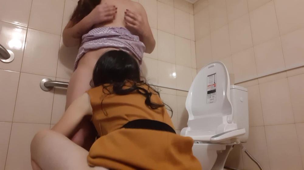 На Первом Свидании С Девушкой Трахнулась В Туалете Ресторана - Lesbian_Illusion - 1080P