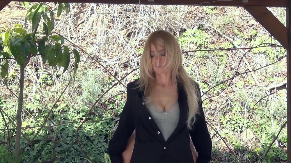 Legjob Queen Alina Milks Him Twice Between Her Thighs