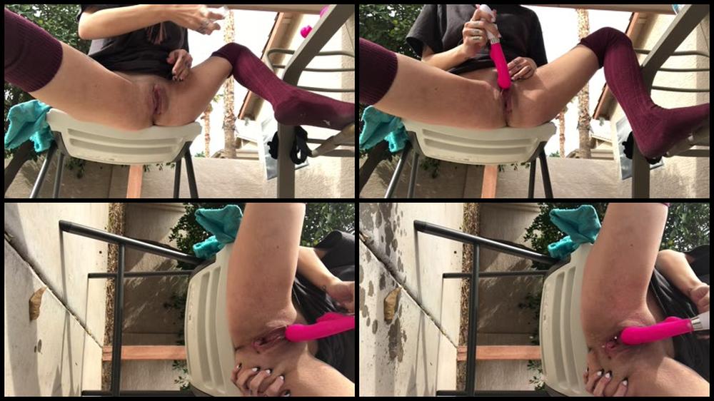 Brattybella Brattybella Outdoor Squirting In Long Socks