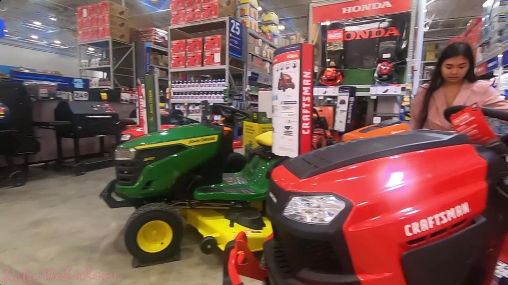 Lola Delarosa_Fucking-Myself-With-Tools-At-The-Store