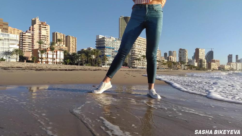 Wet shoot on a public beach with Crazy Model. Risky outdoor masturbation. Foot fetish. Pee in jeans