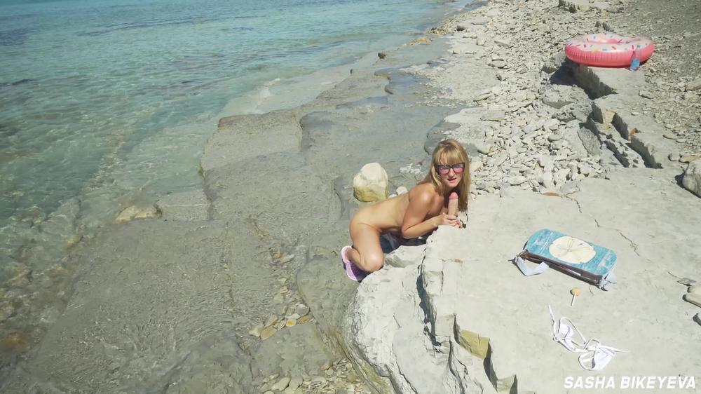 FREE VIDEO - Awesome kinky nudist girl in the public beach - Sasha Bikeyeva