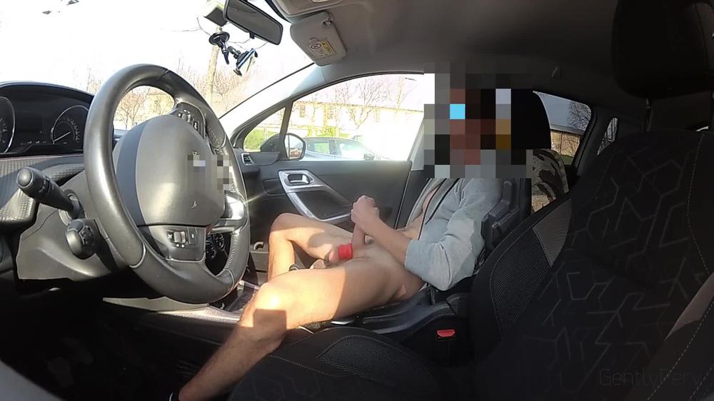 DICK FLASH CAR part 1. Mostro il cazzo a due troiette che chiacchierano