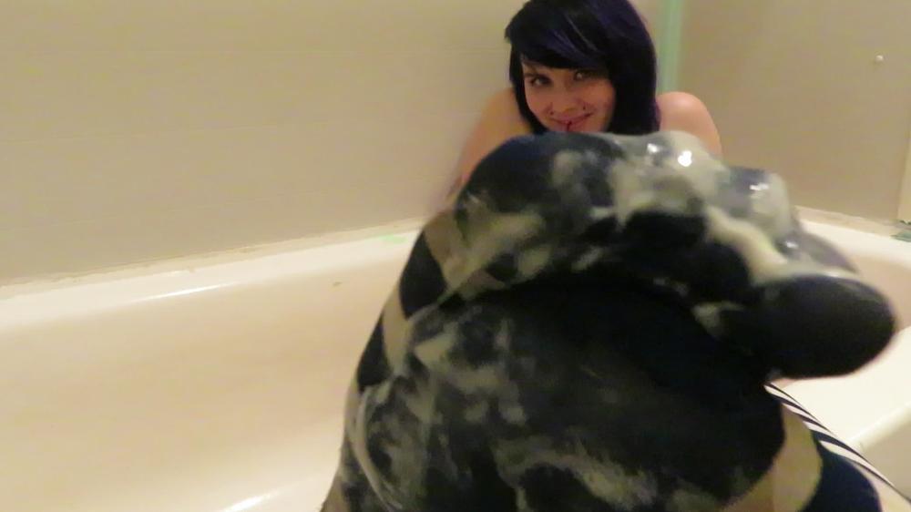 Alicenm-Teen-Gives-A-Dragon-A-Naughty-Footjob