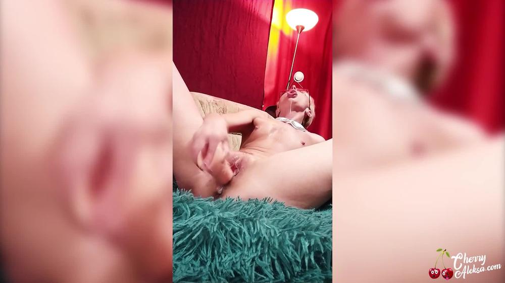 Sexy Mom Fingering Pussy With Dildo And Fingering To Powerful Orgasm And Deepthroat - 1080P