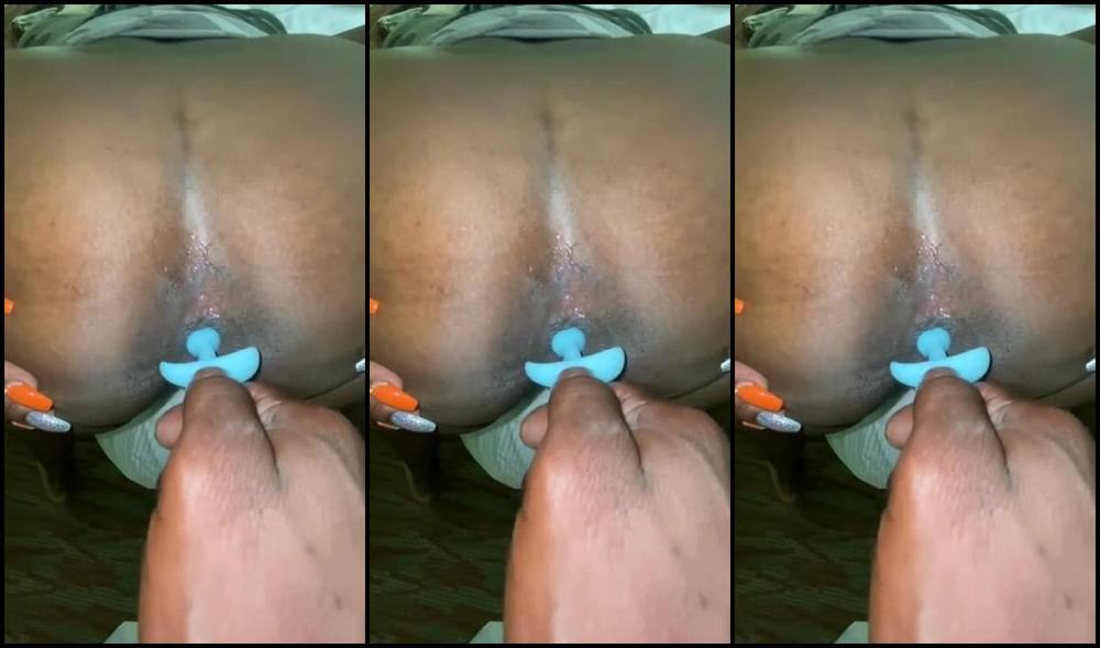 DONT NEED TO PUT MY THUMB IN IT BIG BOOTY EBONY GOT THE PLUG IN IT!!!!!! #SUPERHARDBACKSHOTS