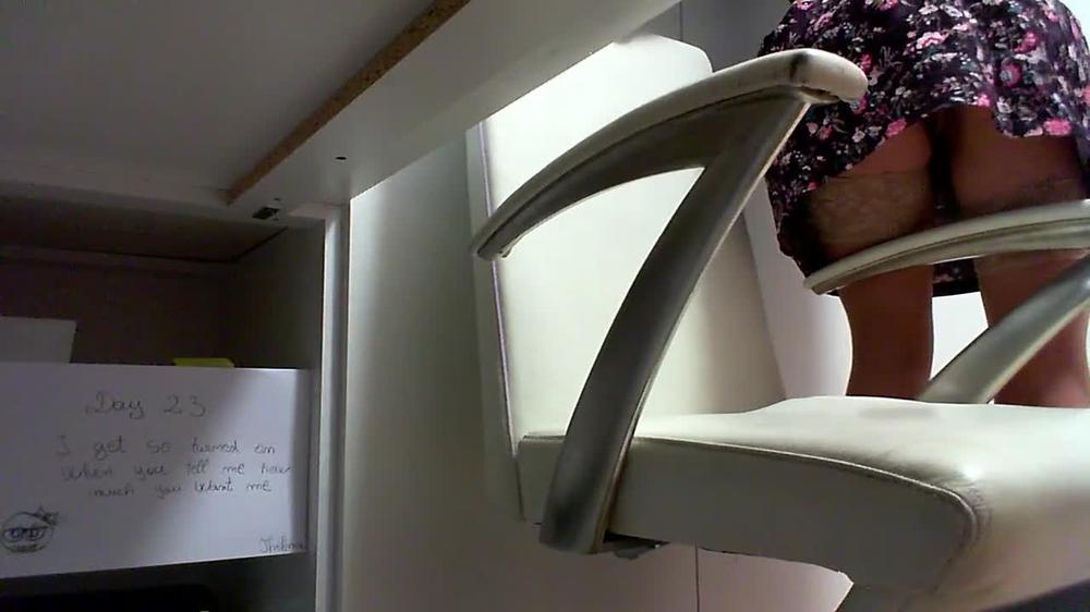 MASTURBATE AT WORK : DAY 23 :SPY UNDER MY SKIRT
