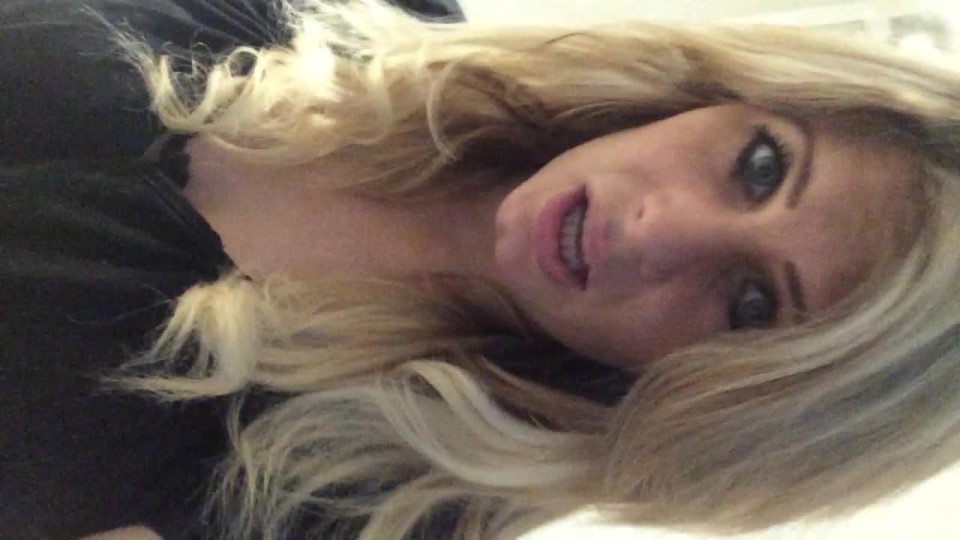 Ashleighmck Ashleigh Opens Her Pussy And Pisses For