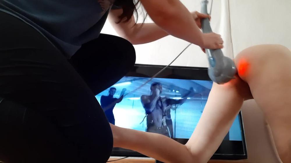Выебала Её В Жопу Перед Телевизором Вибрирующим Массажёром - Lesbian_Illusion - 1080P
