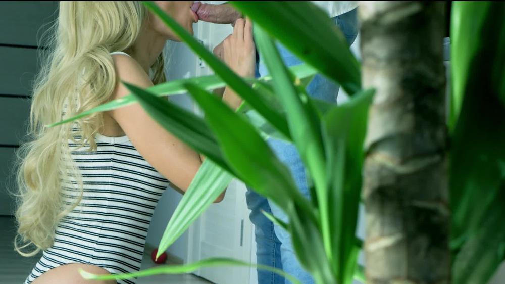 He couldt last any longer, could you? Perfect after date blowjob for my husband