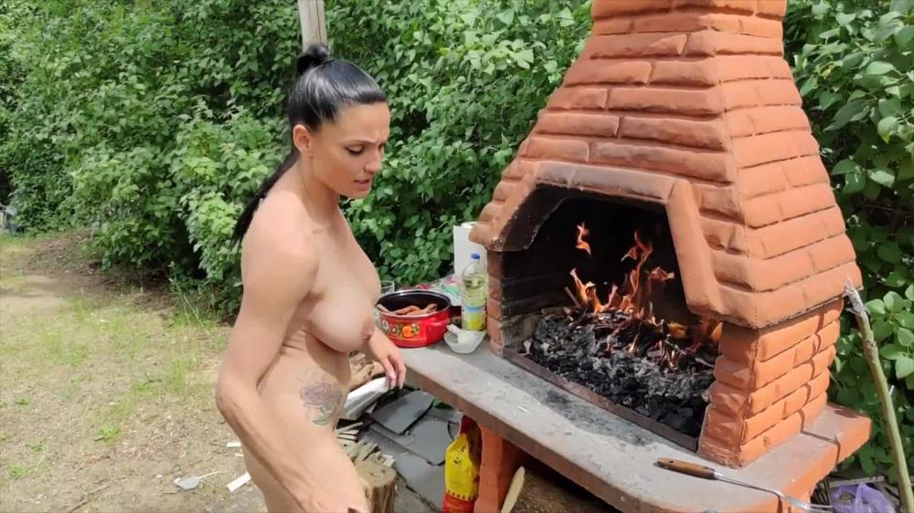 MilfLilly pravi rostilj za drustvo